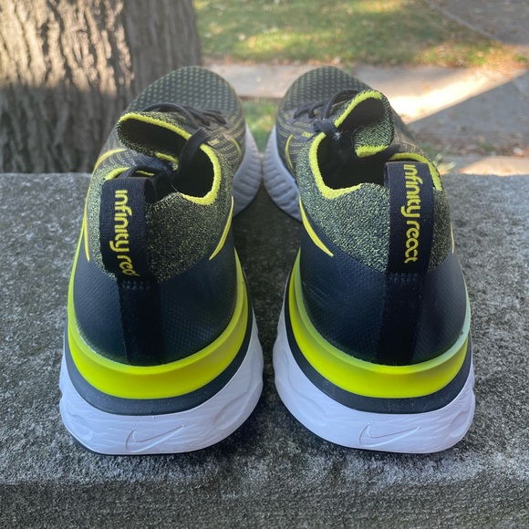 Nike Infinity React Flyknit running shoes - Picture 2 of 3